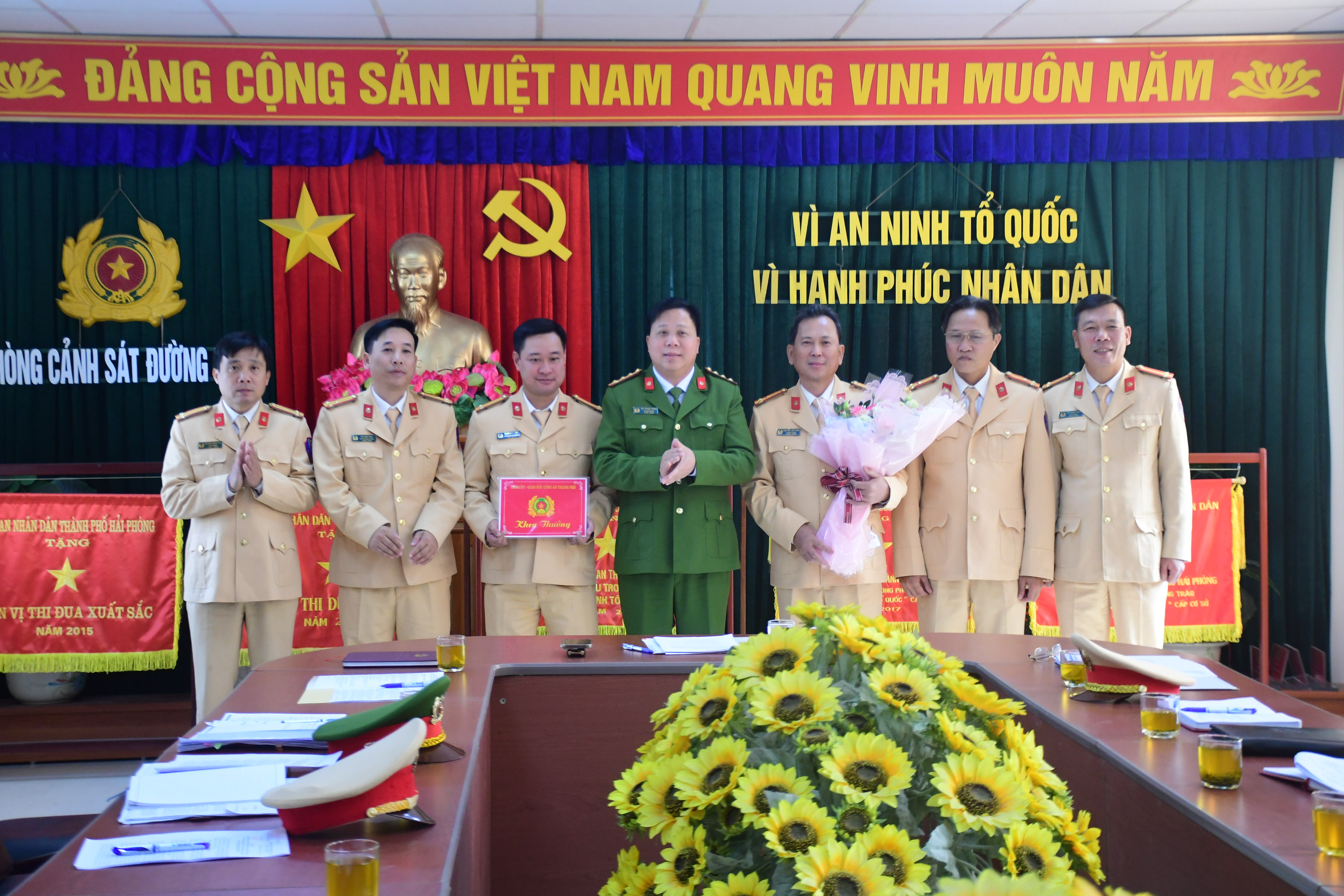 Khen thưởng đột xuất Phòng Cảnh sát đường thủy kiên quyết xử lý các phương tiện khai thác, vận chuyển cát trái phép